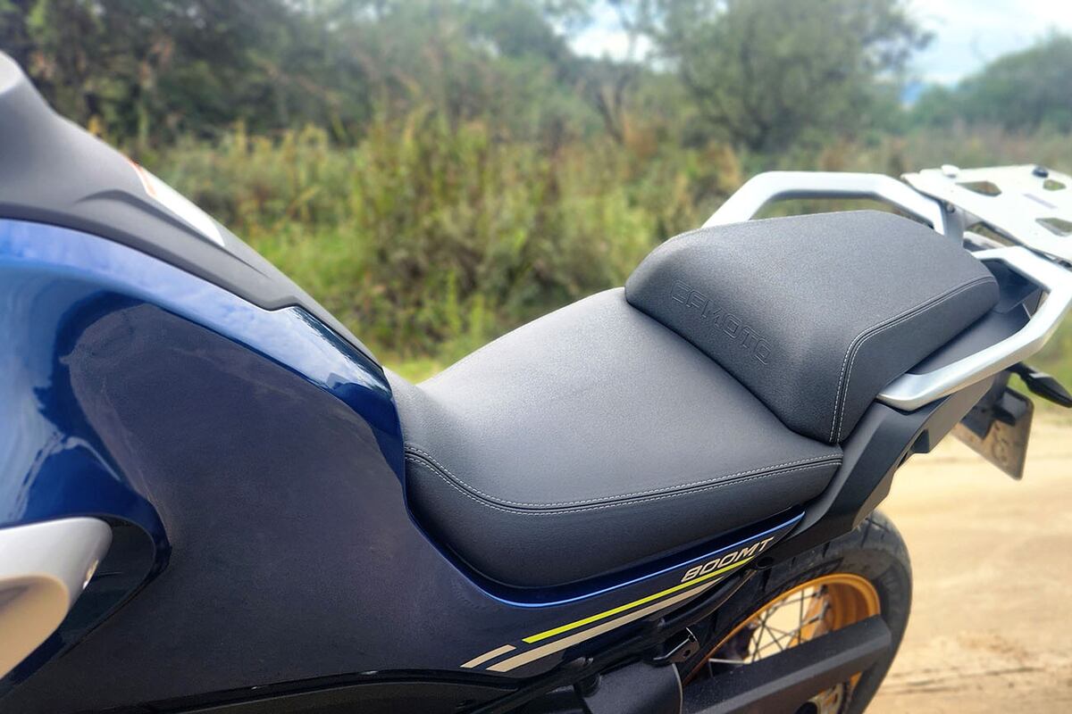 Es una moto maniobrable gracias a la altura baja de su asiento, bien amplio, el cual resulta un gran aliado para hacer recorridos largos.