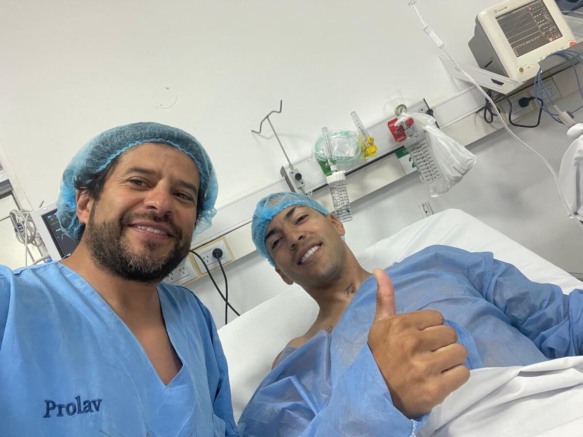 Facundo Suárez, delantero de Instituto, cuando fue operado junto al doctor Ortiz, del club. (IACC).