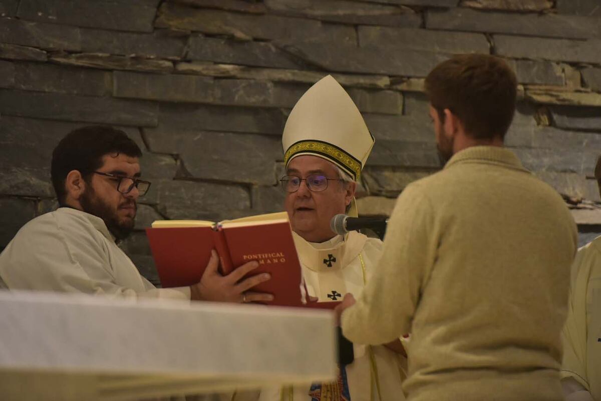 Misa de inauguración de la nueva iglesia, con la presencia del cardenal Ángel Rossi Nueva Cripta, frente a Sanatorio Allende