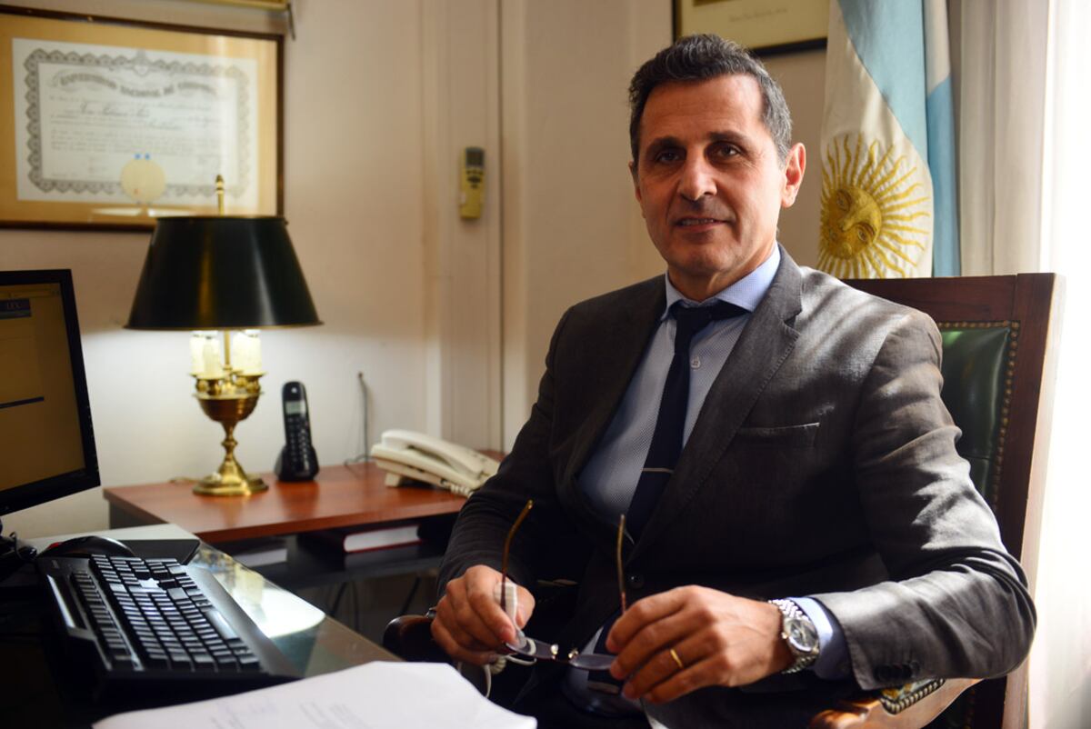 Presidente. El vocal José Fabián Asís, preside las audiencias del Tribunal Oral Federal 2. (Nicolás Bravo.)