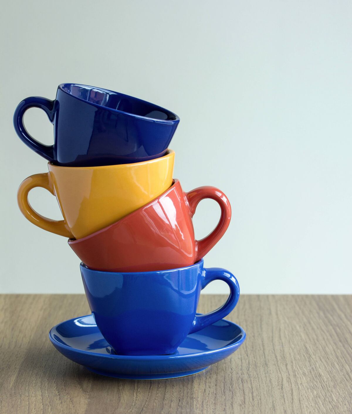 Con este truco viral, podés acomodar tus tazas sin apilarlas y ganar espacio sin desorden. (Freepik)