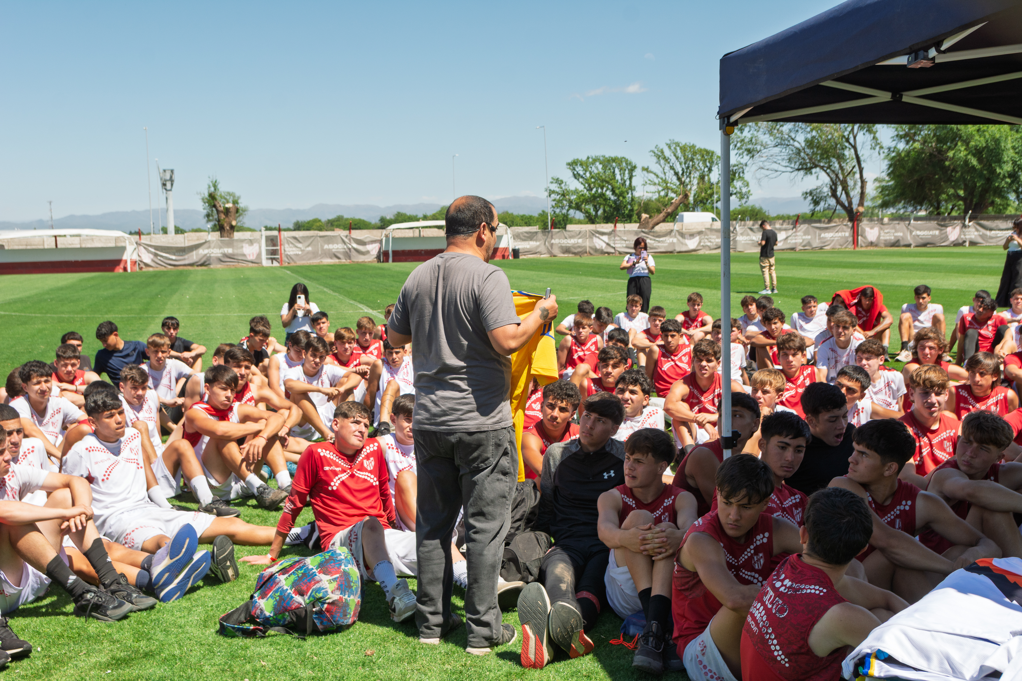 La cancha Osvaldo Ardiles de la ciudad Deportiva de Instituto fue escenario de una propuesta que promueve el pensamiento crítico desde el deporte, con apoyo de la Dirección General de Juventud. (Prensa Instituto)