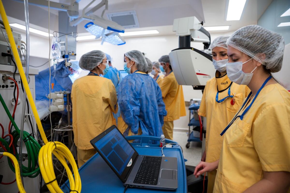 La cirugía se realizó a través de un abordaje por fosa posterior, con monitoreo neurofisiológico continuo para preservar funciones vitales durante el implante