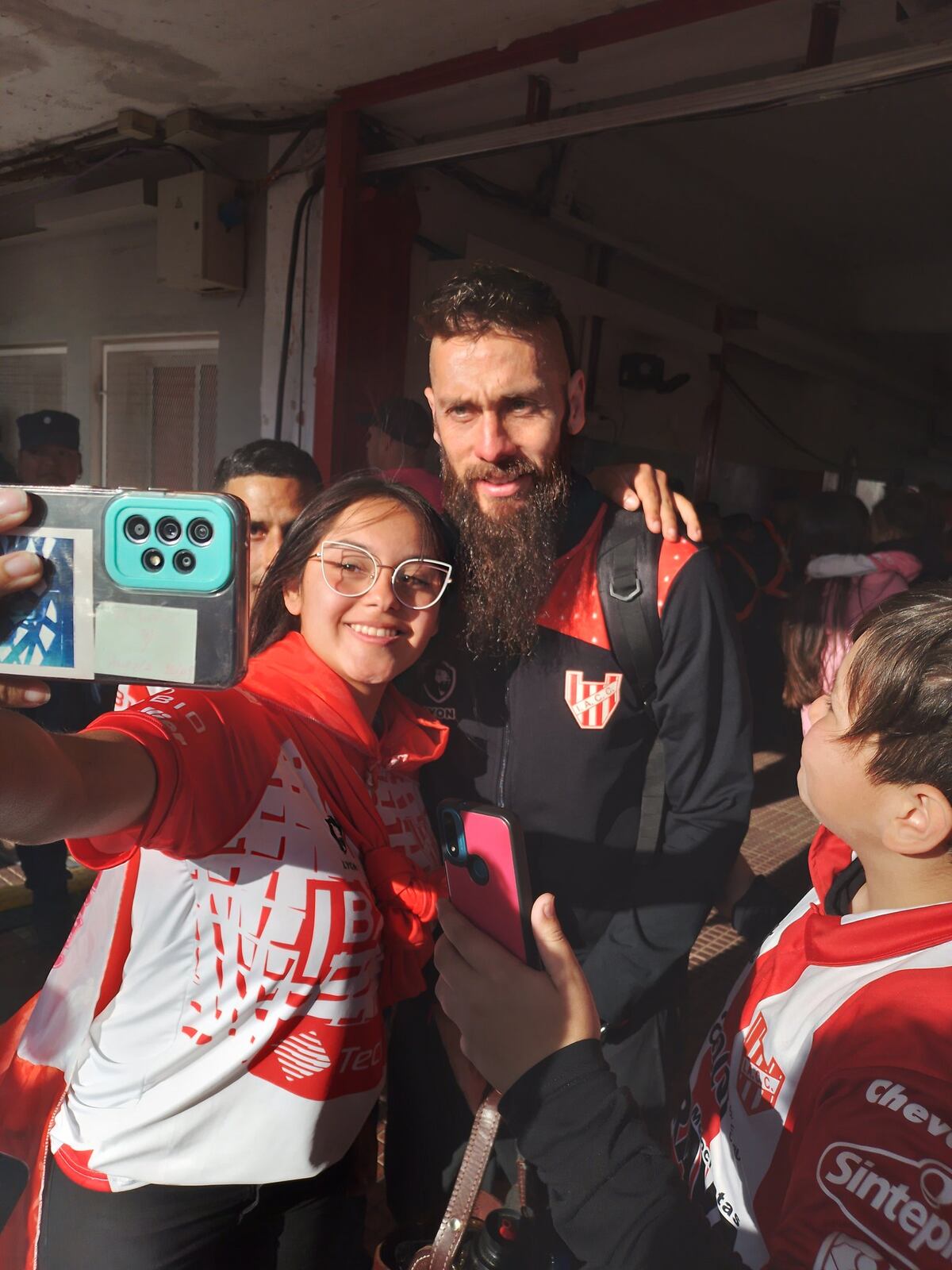 Parnisari y el afecto de los hinchas de Instituto. Todos le piden fotos tras el partido en Alta Córdoba. (La Voz).