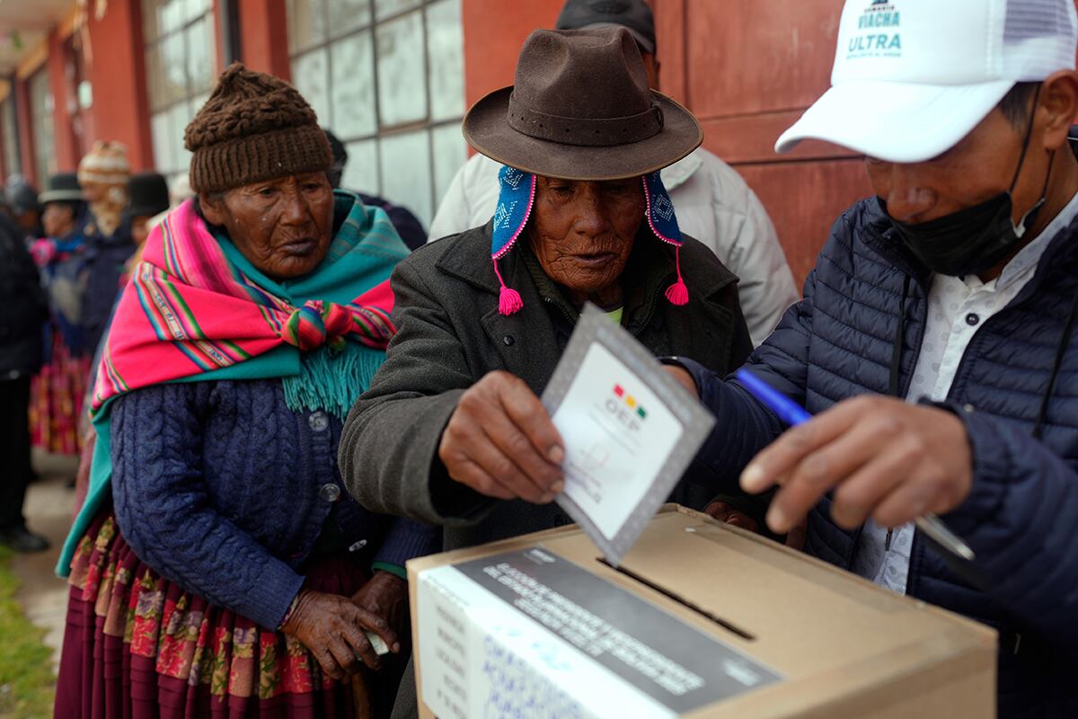 Un votante emite su voto durante la segunda vuelta de las elecciones presidenciales en Achacachi, Bolivia, el domingo 19 de octubre de 2025. (Foto AP/Juan Karita)