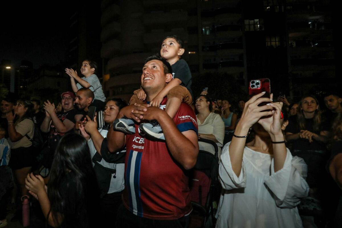 En fotos y videos, así se ve el arbolito de Navidad gigante de Córdoba. (Prensa Gobierno)