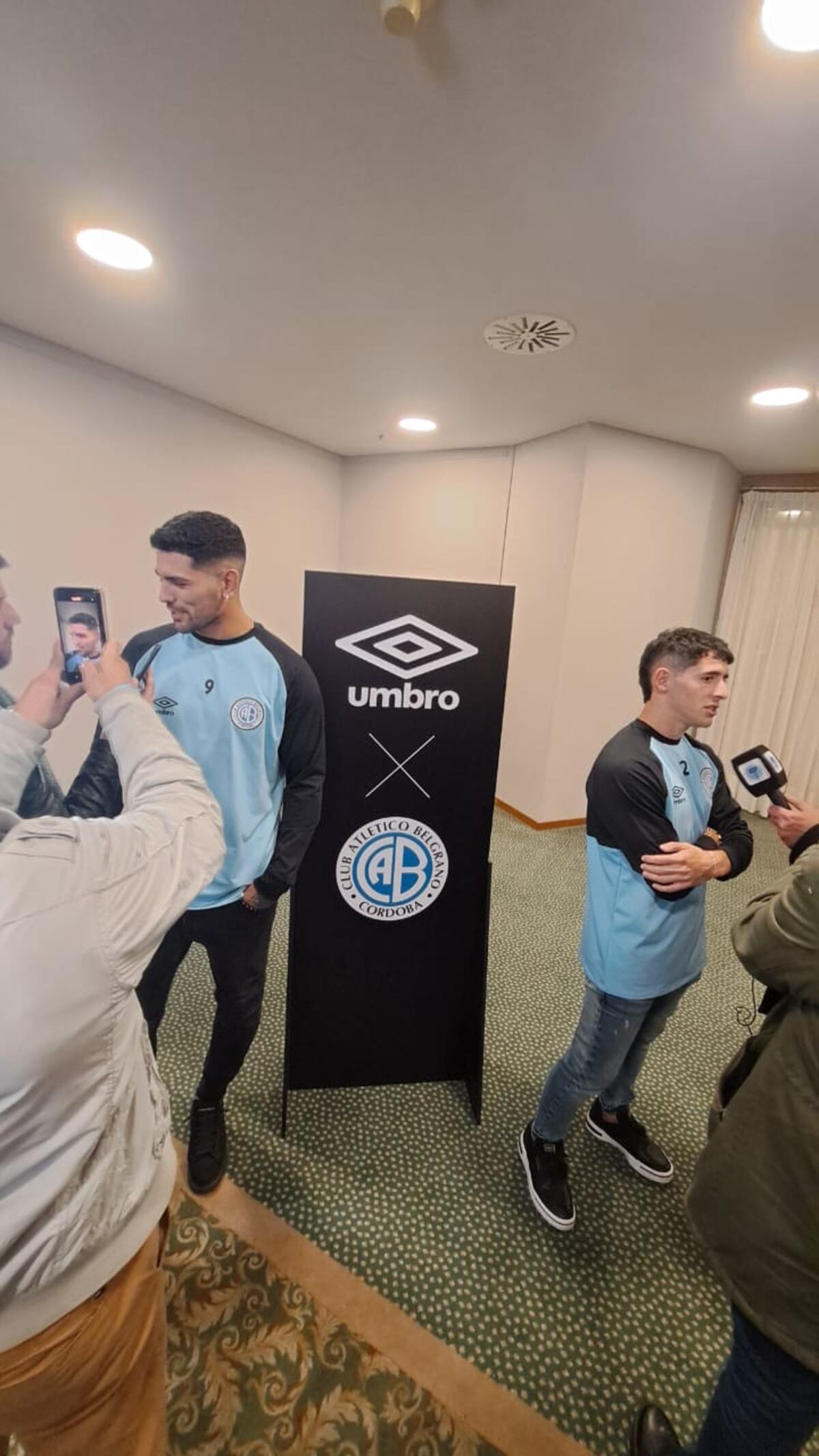 Lucas Passerini y Ulises Sánchez hablando de sus lesiones en la presentación del acuerdo entre Belgrano y Umbro. (La Voz)