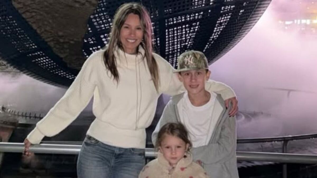 Pampita impone el jean flare: las claves de su look tendencia para recorrer Disney.