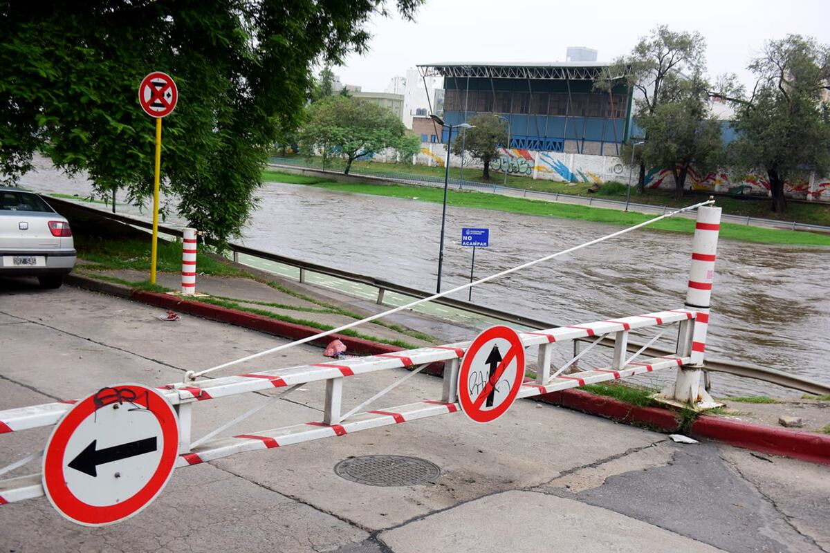 Cierre total de la Costanera y caos de tránsito en la ciudad de Córdoba. (José Gabriel Hernández / La Voz)