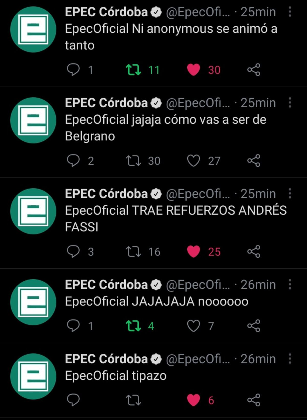 Los mensajes que aparecieron en la madrugada de este domingo.