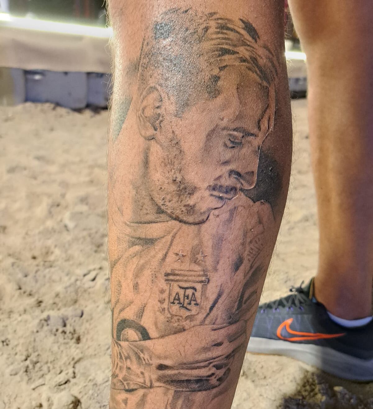 El tatuaje de Messi que el público en Katara Beach veía. (La Voz)