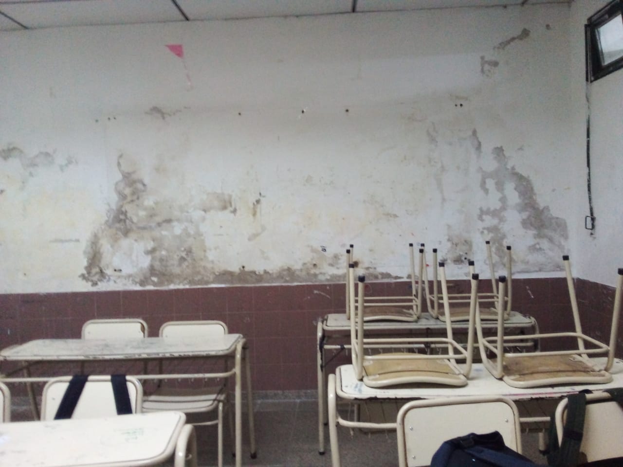 Escuela Roma. Estado actual de las aulas y el SUM del Ipem 10 ubicado en Padre Lozano al 300. (Gentileza)