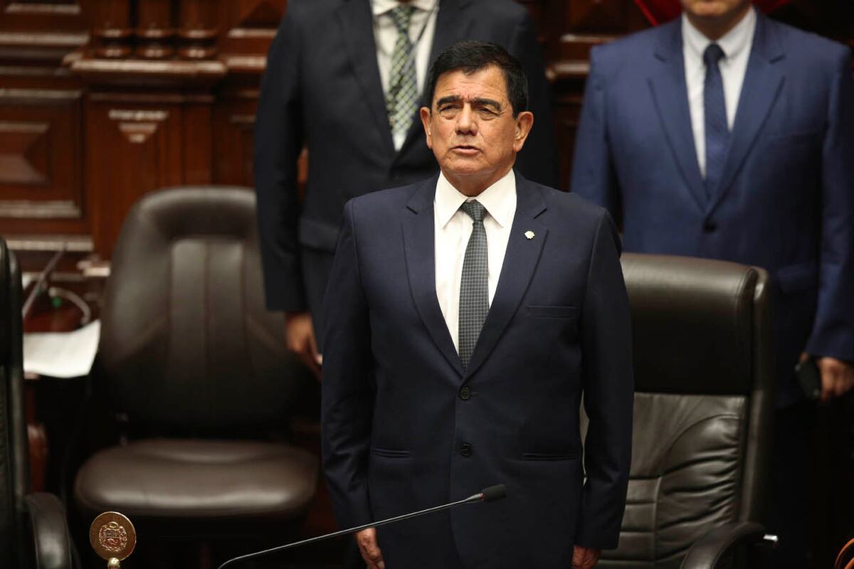 El presidente del Congreso, José Williams, canta el himno nacional dentro del Congreso con otros legisladores después de que el presidente peruano, Pedro Castillo, disolvió el cuerpo, el día en que estaban planeando una votación de juicio político contra el presidente en Lima, Perú, el miércoles 7 de diciembre de 2022. Castillo también llamó para nuevas elecciones legislativas, antes de que los legisladores puedan debatir un tercer intento de destituirlo de su cargo. (AP)