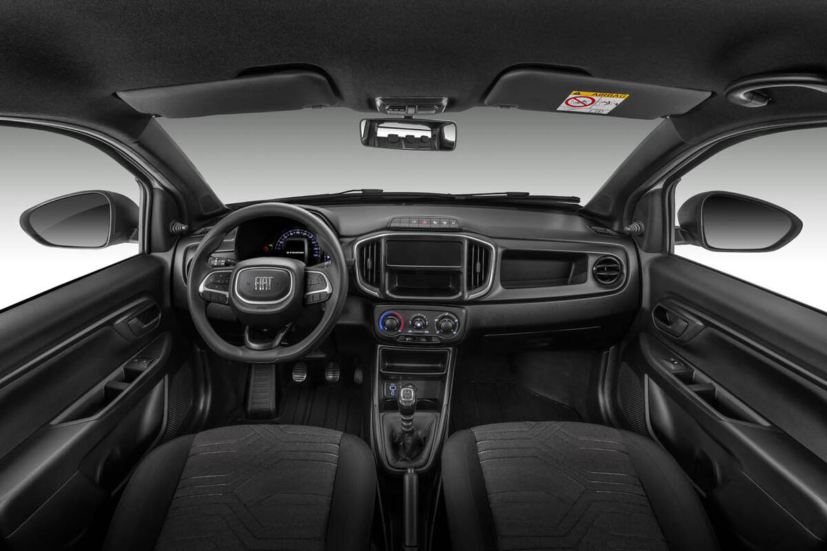 Viene con doble airbag, dirección de asistencia eléctrica, volante multifunción y radio AM/FM, entre otras cosas.
