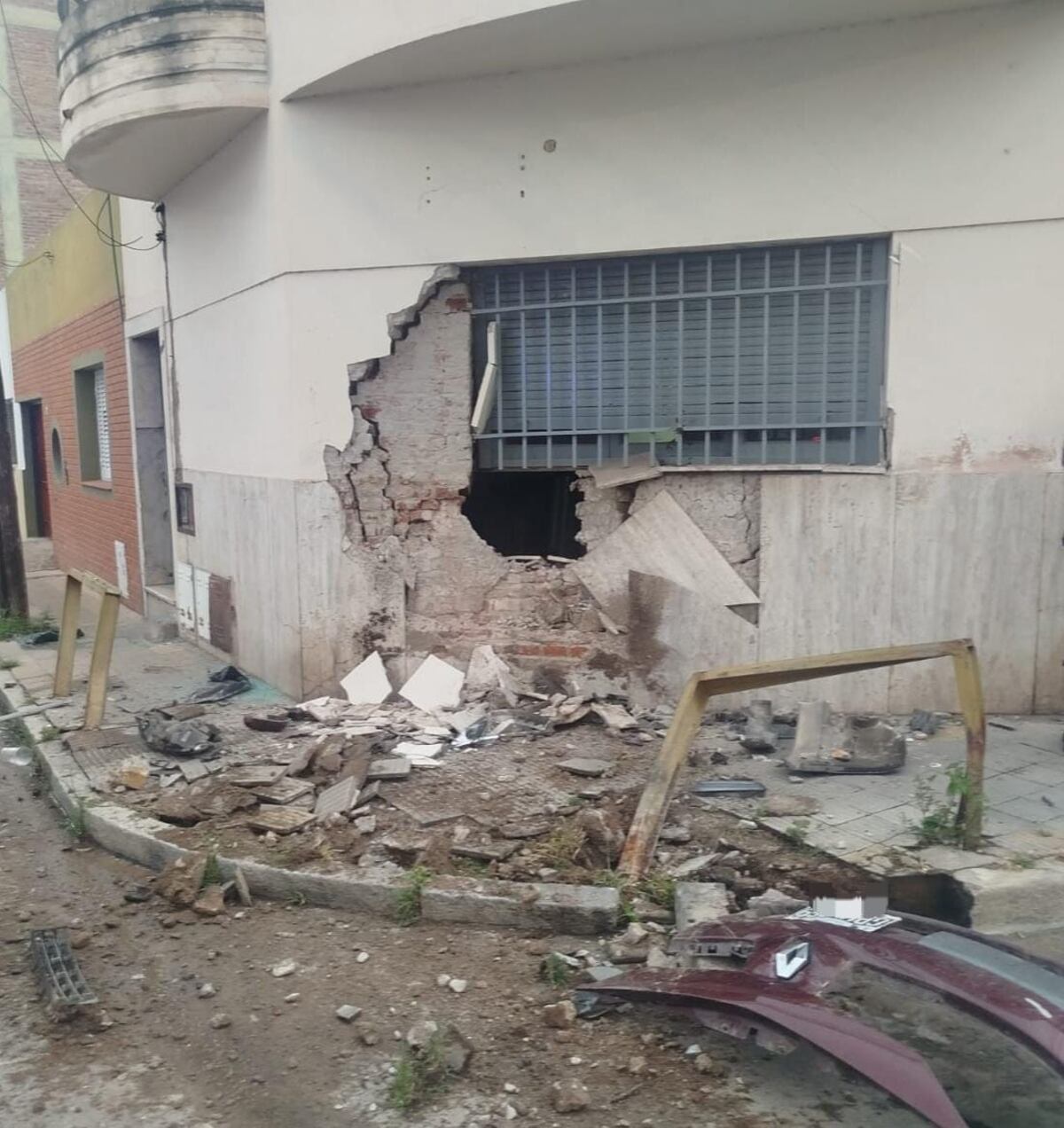 Un auto impactó contra una casa en bario Alberdi (Policía).