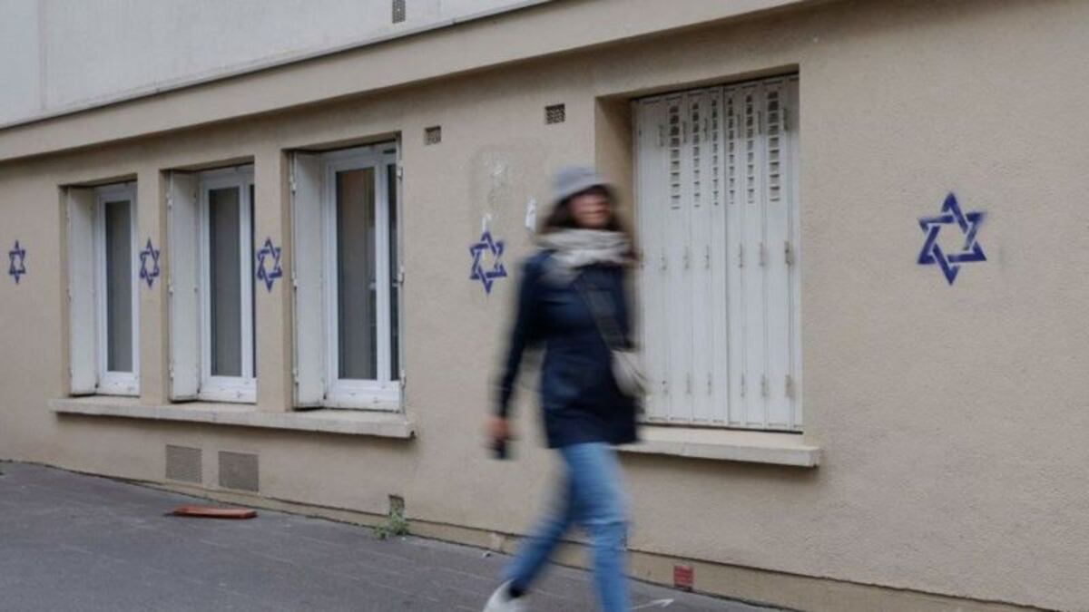 Algunos grafitis, como estos en una fachada en París, recuerdan los tristes eventos de los 1930. Foto: BBC