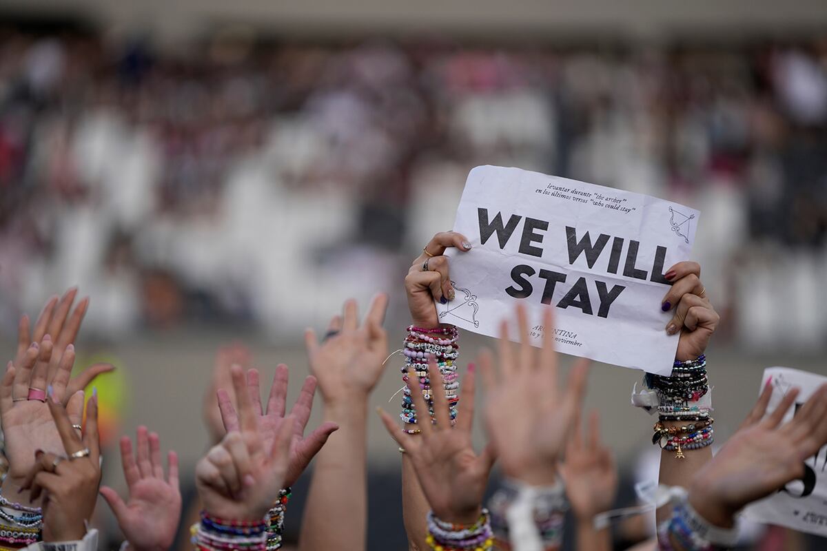 Los fanáticos esperan el inicio del concierto Taylor Swift: The Eras Tour, en Buenos Aires, Argentina. (AP)