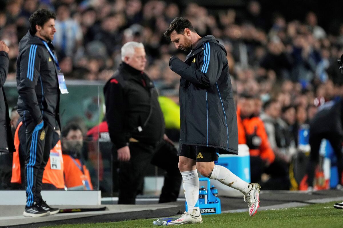 Lionel Messi salió reemplazado en el segundo tiempo. (AP)