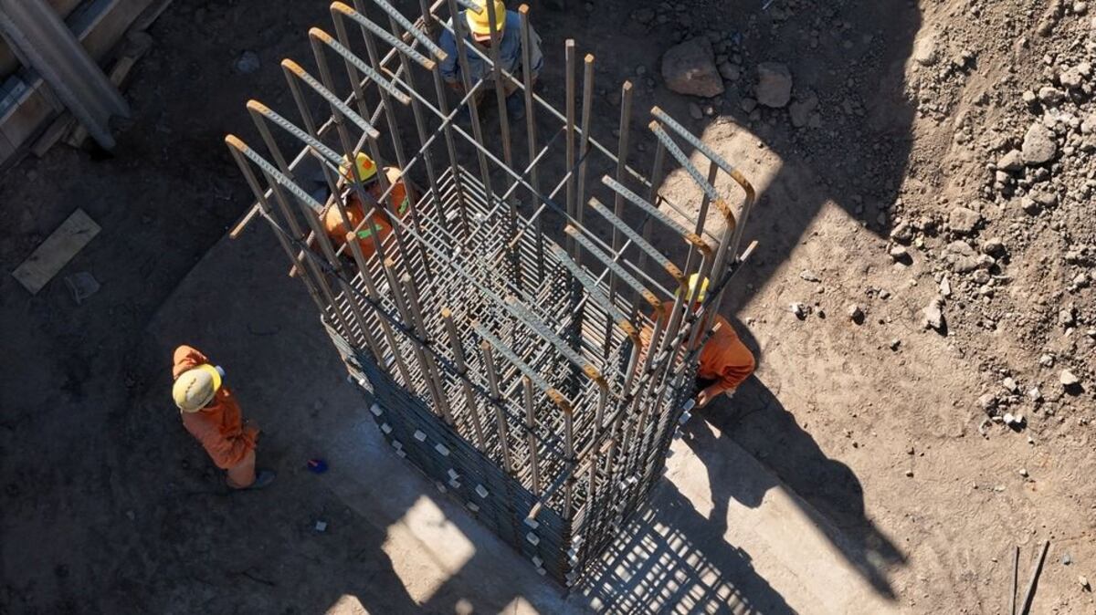 Operarios trabajan en las columnas del altonivel de la avenida Vélez Sarsfield. (Prensa Caminos de las Sierras).