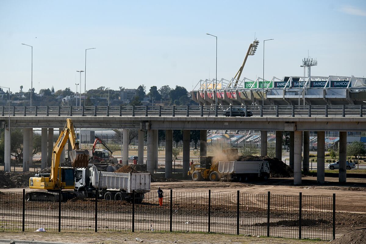 Avanza la construcción del nuevo estacionamiento del estadio Kempes. (Ramiro Pereyra / La Voz)