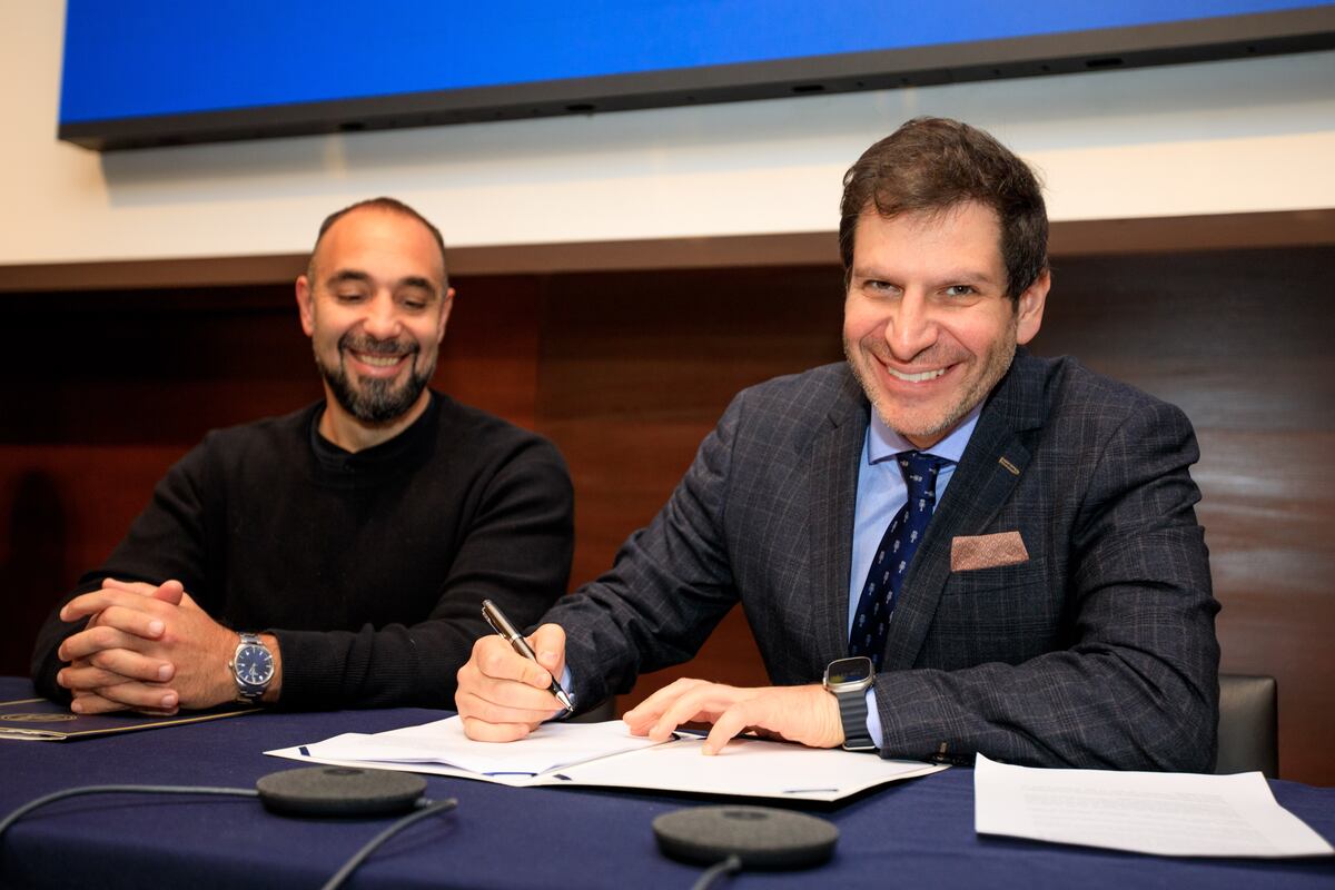 La firma del convenio contó con la participación, por parte de La Voz, de Sebastián Lazcano (izq), Gerente Comercial y de Marketing, y en representación del Colegio lo hizo su Presidente, Eduardo Bittar (der)