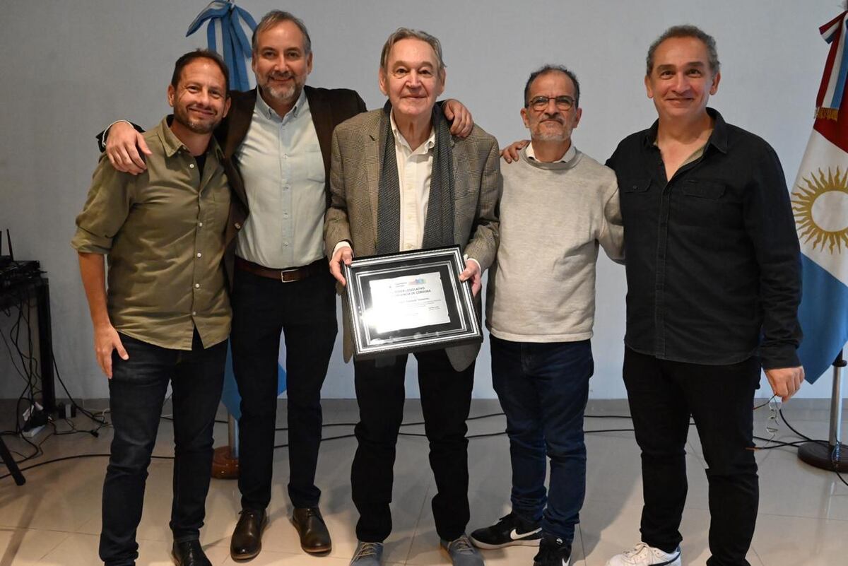 Juan Cisneros acompañado por algunos de sus colegas durante el homenaje al periodista. (Prensa Legislatura de Córdoba)