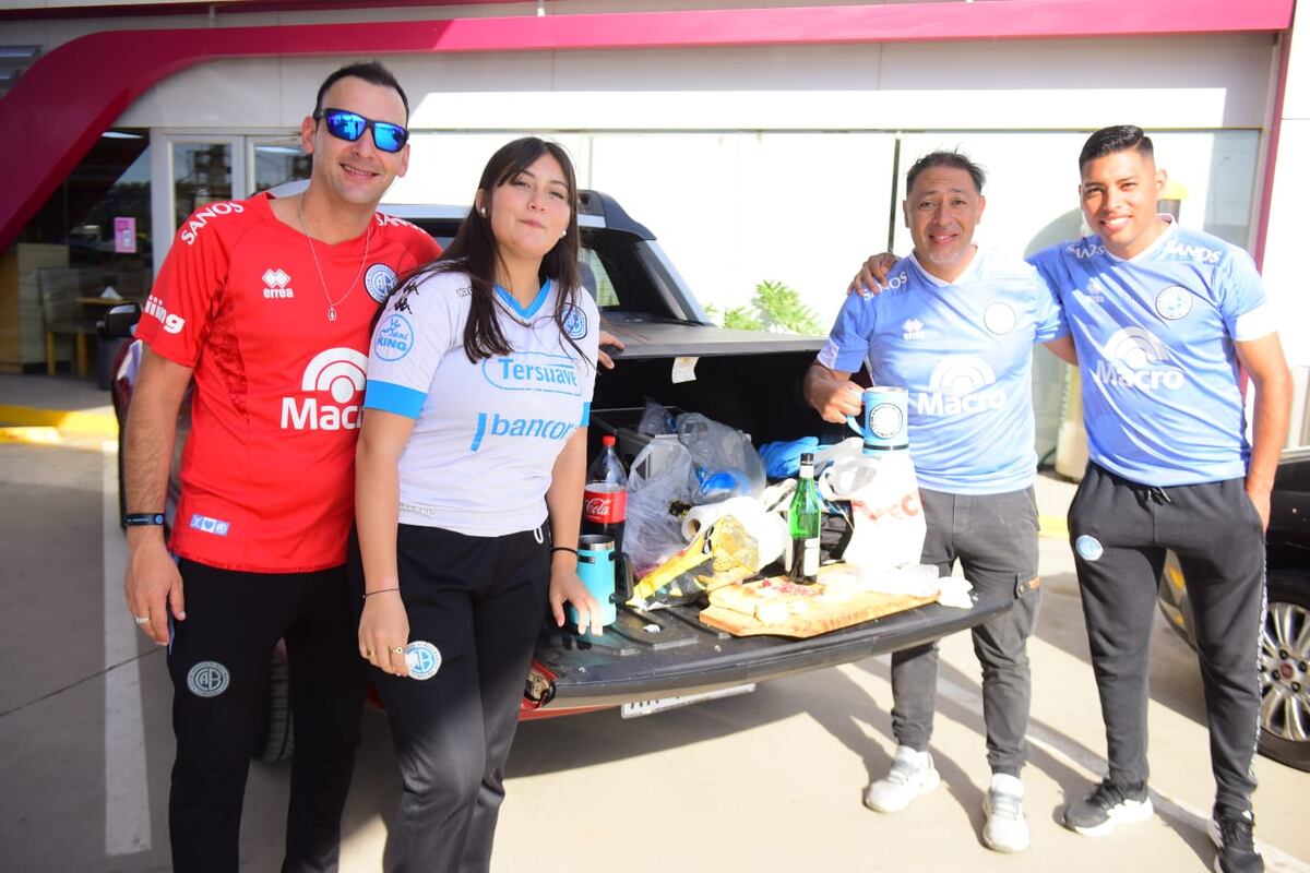 Hinchas de Belgrano copando la ruta para ir a Rafaela y asistir al partido con Real Pilar por los 32avos de final de la Copa Argentina. (José Gabriel Hernández / La Voz)