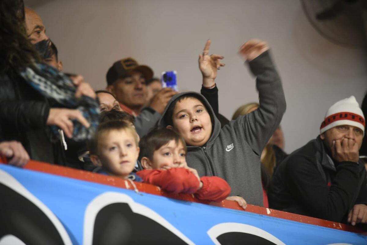 El Sandrín a pleno para apoyar a Instituto en su partido ante Olímpico de La Banda, por el quinto partido de la serie semifinal de la Liga Nacional. (Javier Ferreyra / La Voz)