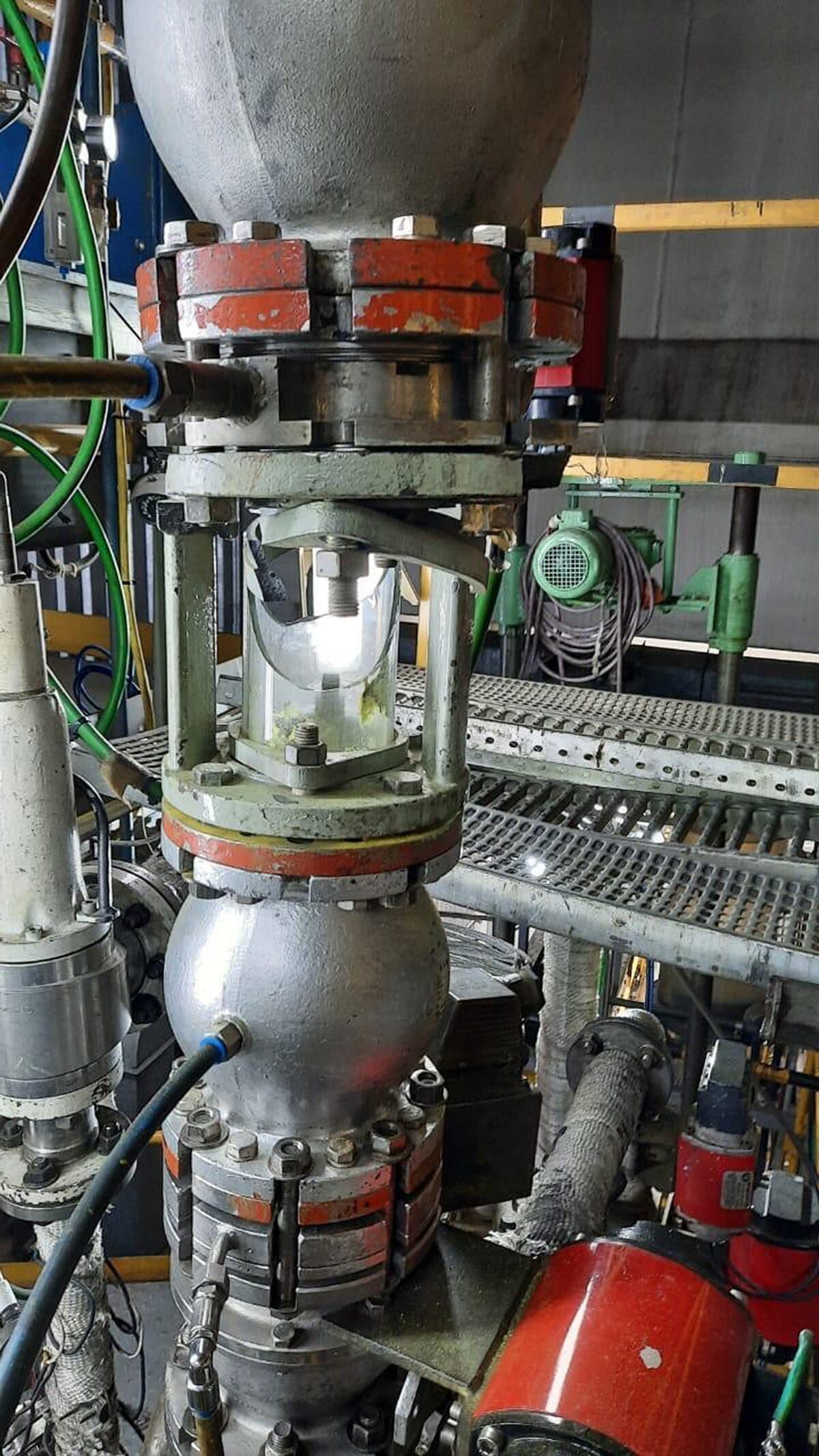 El chequeo determinó que esta foto es real. "Los fragmentos de vidrio sobre la chapa de diamante están dispersos de forma aleatoria. Se observa polvo y fibras blancas (posiblemente material aislante) enganchadas en las asperezas del metal, lo cual es un indicador de un entorno físico real y no renderizado", dice el reporte de Notebook LM.