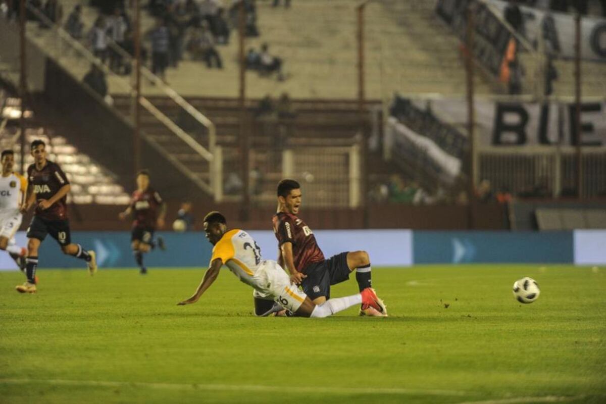 El momento de la lesión de Brian Montenegro en Talleres. (La Voz/Archivo)