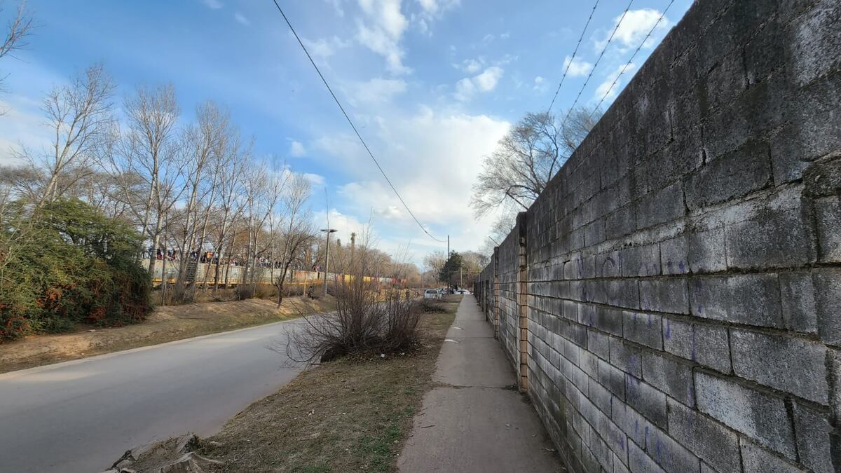 La hinchada de Alberdi de Río Cuarto se ubicó en vagones de ferrocarril para alentar al equipo ante Acción Juvenil de General Deheza. (Gentileza Denise Audrito)