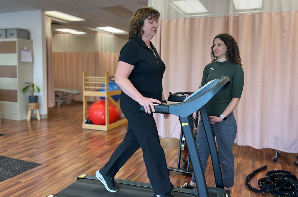 Terri Swain-Collins se ejercita junto a la fisioterapeuta Alison MacDonald el 20 de mayo de 2025 en Kingston Injury Management, una clínica en Kingston, Ontario, en Canadá. El ejercicio mejora las tasas de supervivencia en pacientes con cáncer de colon, según estudio. (Lisa Callahan vía AP)