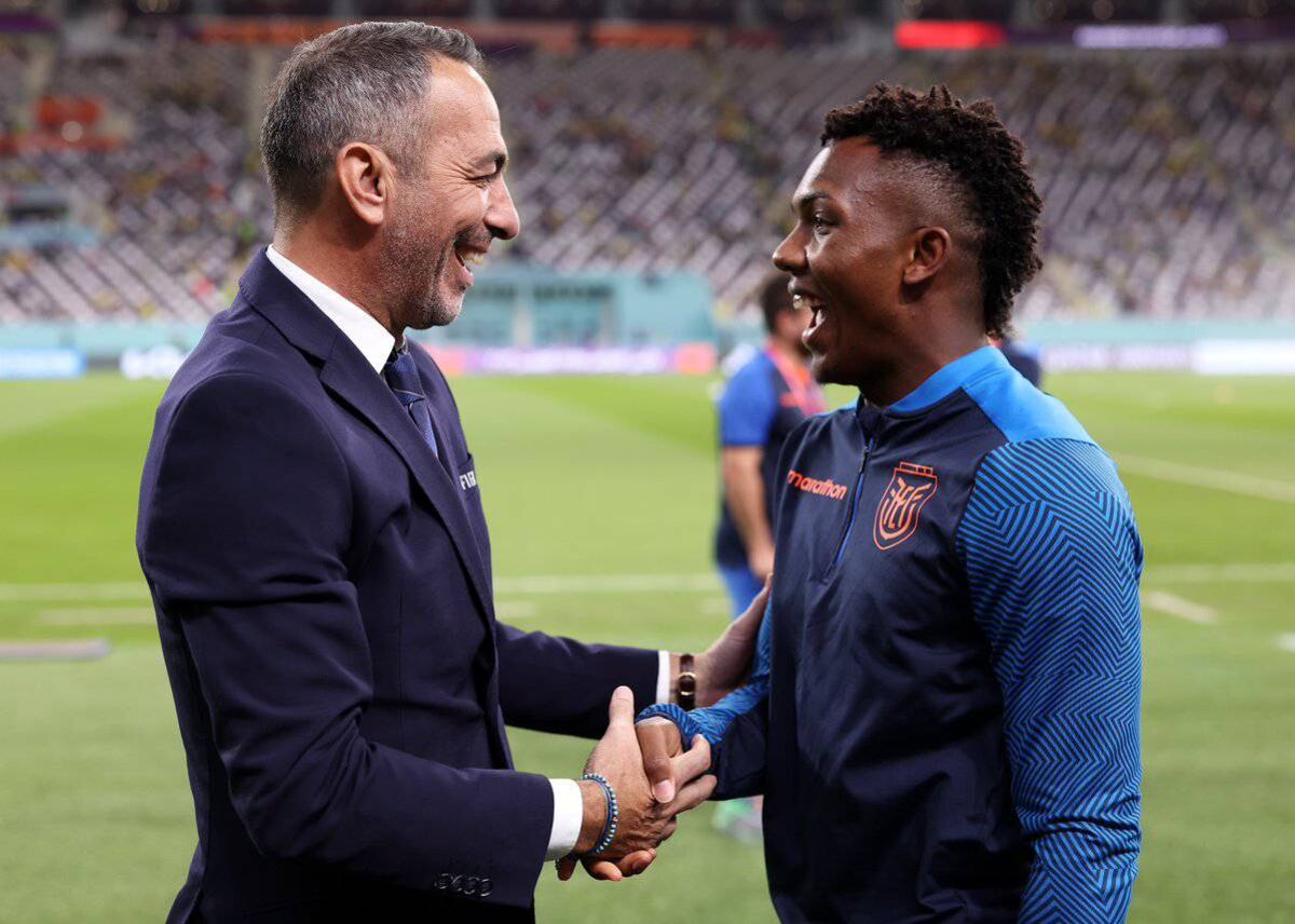 El exfutbolista francés Youri Djorkaeff se sacó una foto con el delantero de Ecuador, Djorkaeff Reasco.