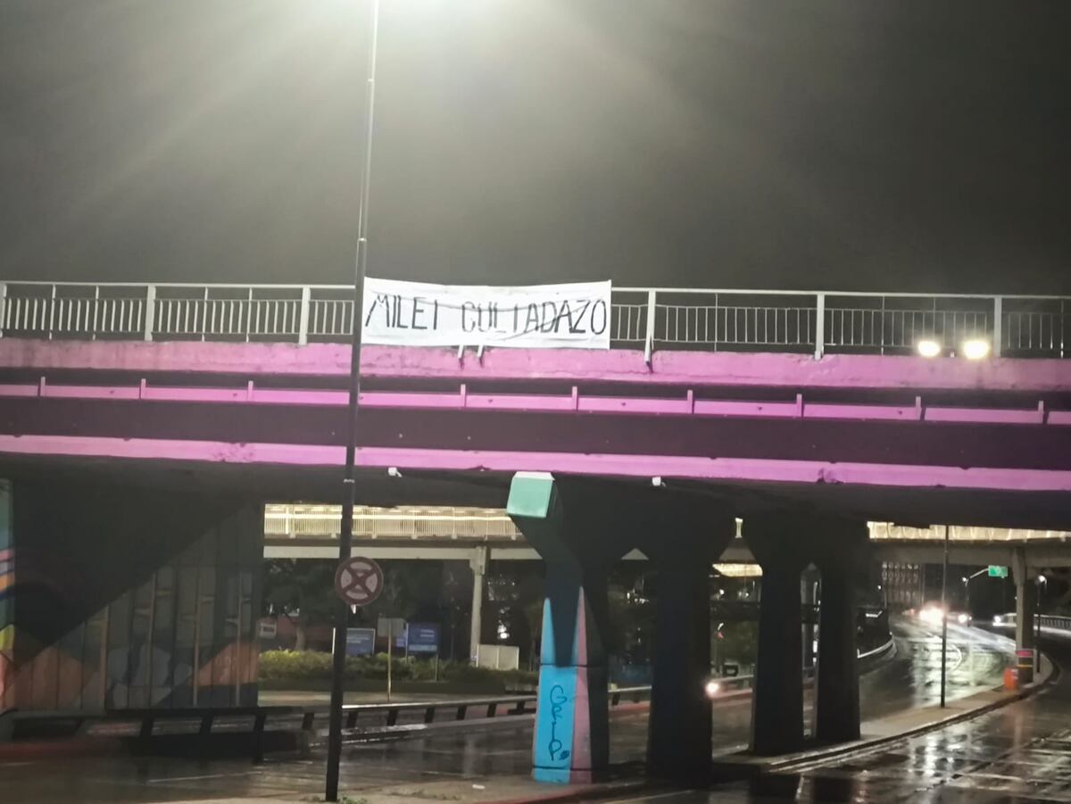 Cartel contra Milei. (Policía)