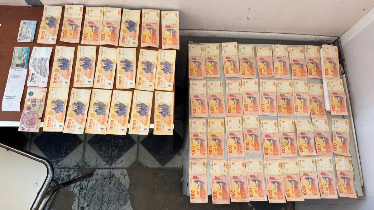 El sujeto intentó coimear a la Caminera y fue detenido. (Policía de Córdoba)
