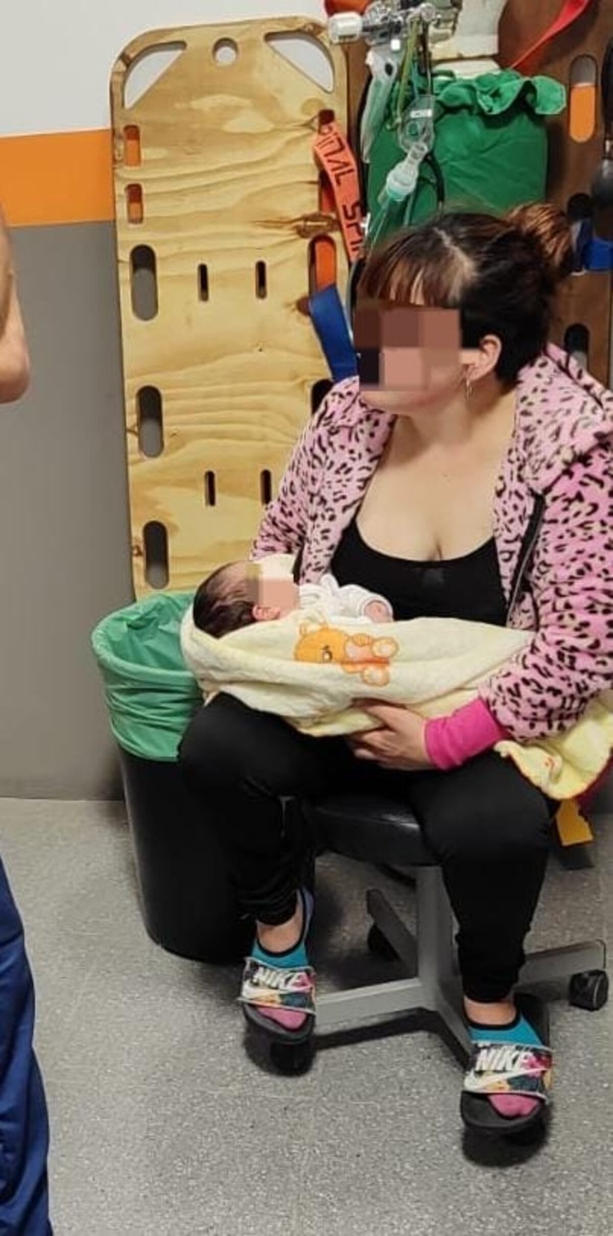 El pequeño fue salvado gracias a las maniobras de primeros auxilios que le realizó el oficial. (El Diario de Carlos Paz)