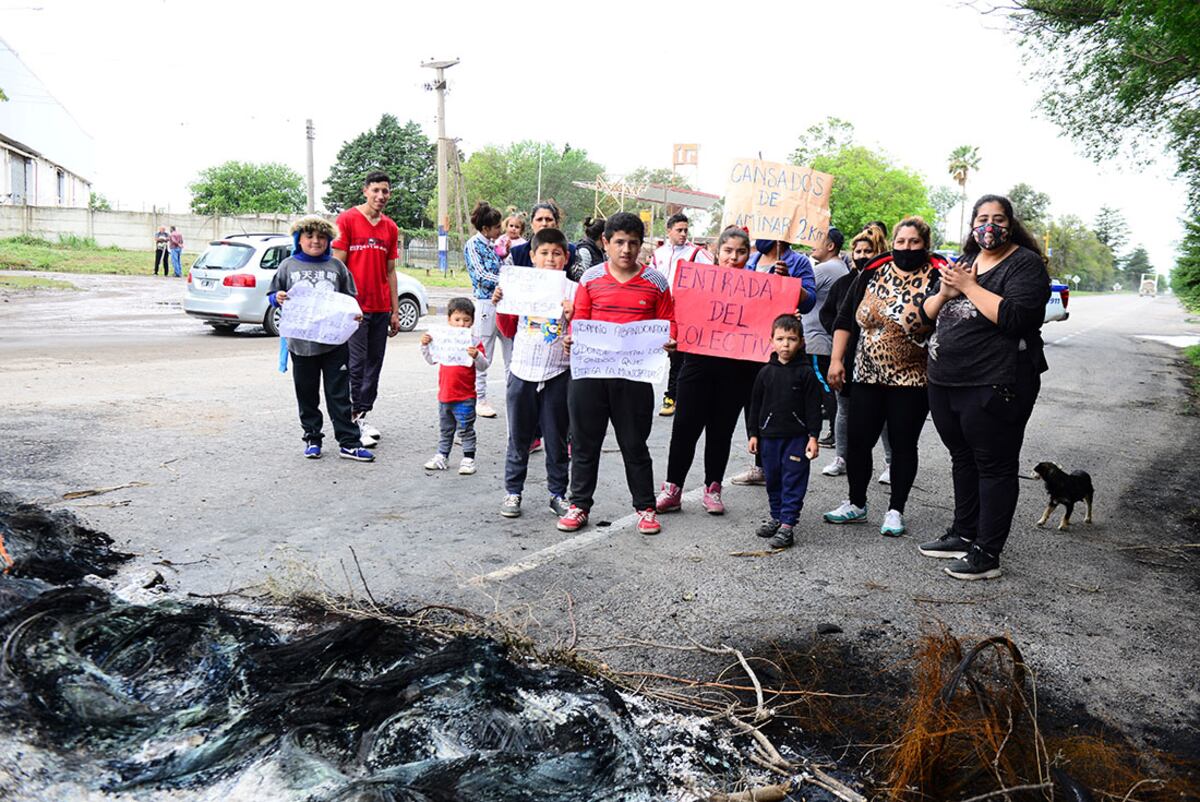 Vecinos del barrio Quintas de Ferreyra protestaron este martes para que arreglen las calles y los colectivos ingresen al barrio. (Foto / José Gabriel Hernández)