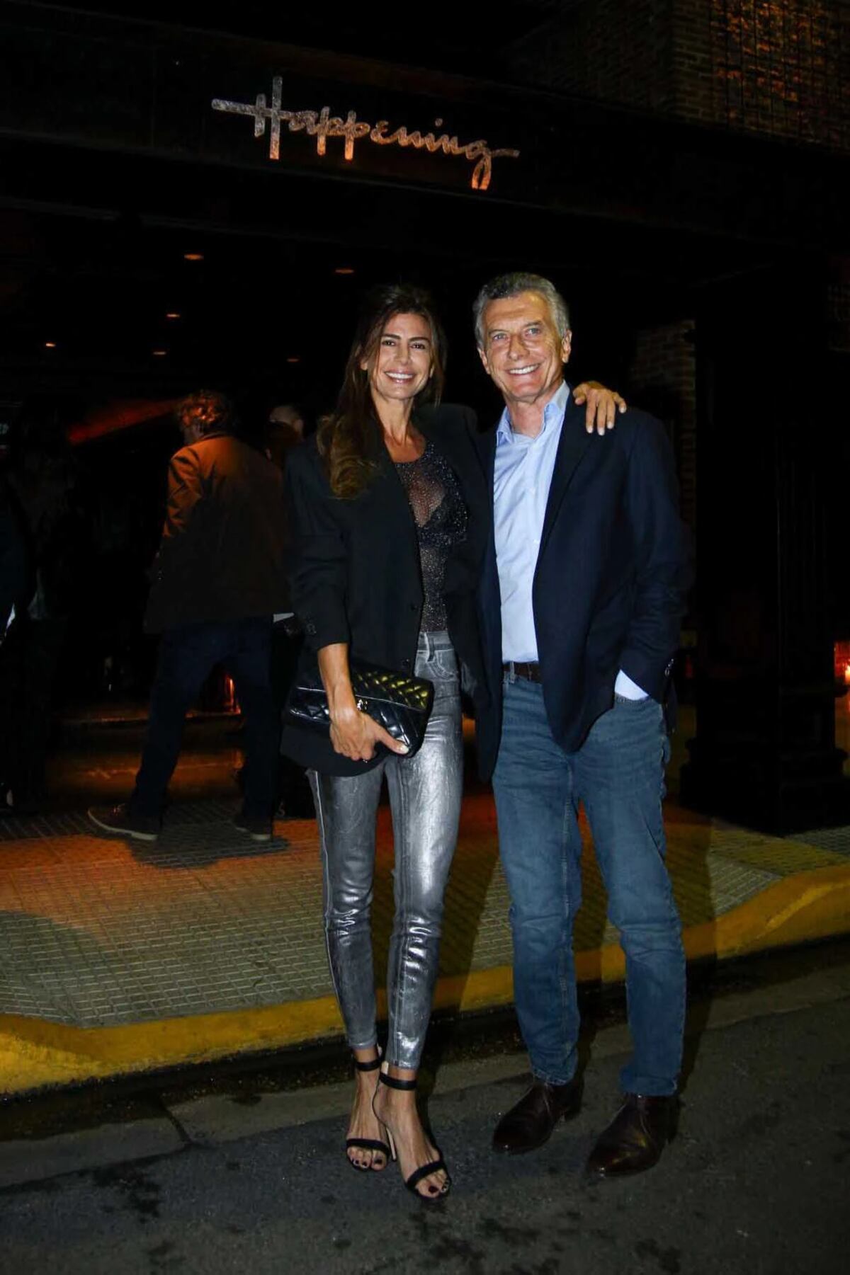 Juliana Awada lució un look elegante chic para disfrutar de la noche porteña.