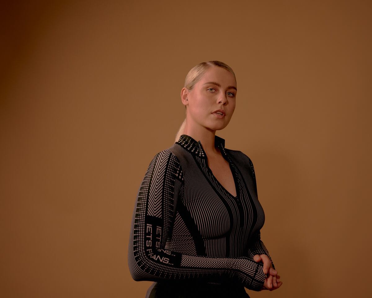La DJ oriunda de Irlanda del Norte gira por el mundo entero. El sábado debutará en Córdoba. (Gentileza Natalie Jurrjens, HMU Jordan Hallewell).