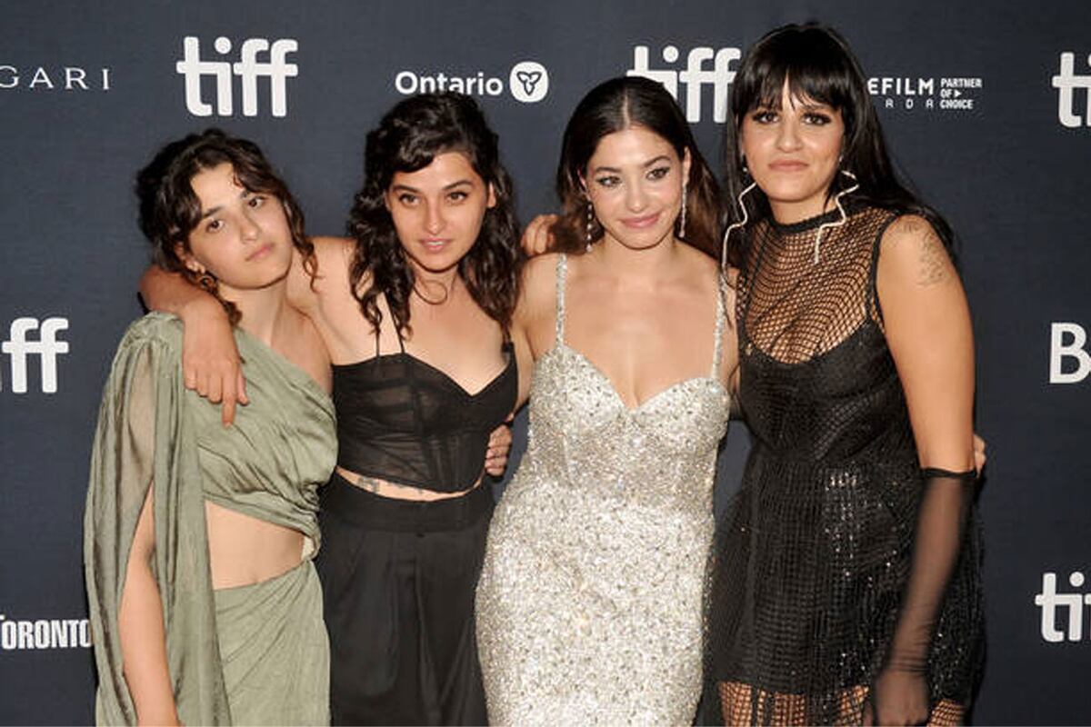De izquierda a derecha: las actrices que interpretan a Yusra y Sarah Mardini junto a Yusra y Sarah Mardini. Foto web. Foto web.