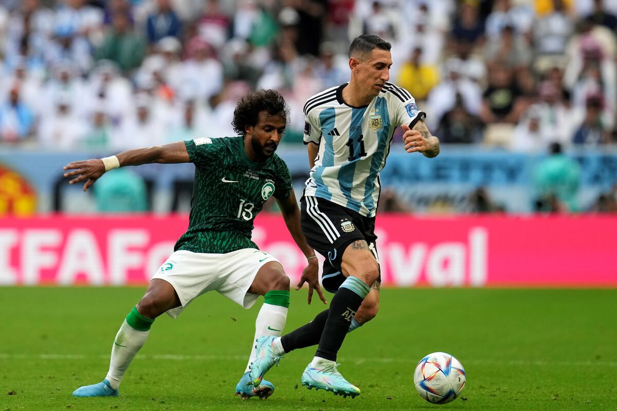 Yasser Al Shahrani fue golpeado por el arquero de su seleccionado en el partido con Argentina y será operado. (AP)