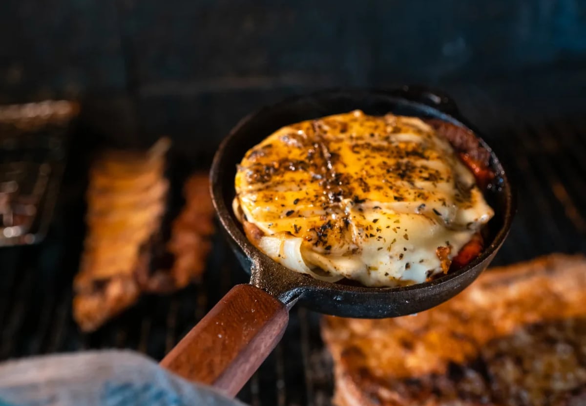 Dos claves para darle una vuelta de tuerca a la provoleta, el plato preferido de Juanes