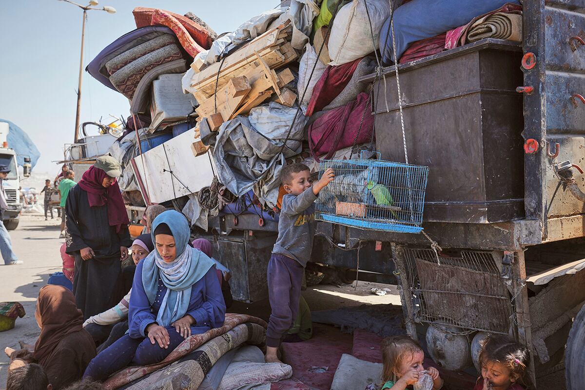 Palestinos desplazados huyen del norte de Gaza a lo largo de la carretera costera hacia el sur. (AP)