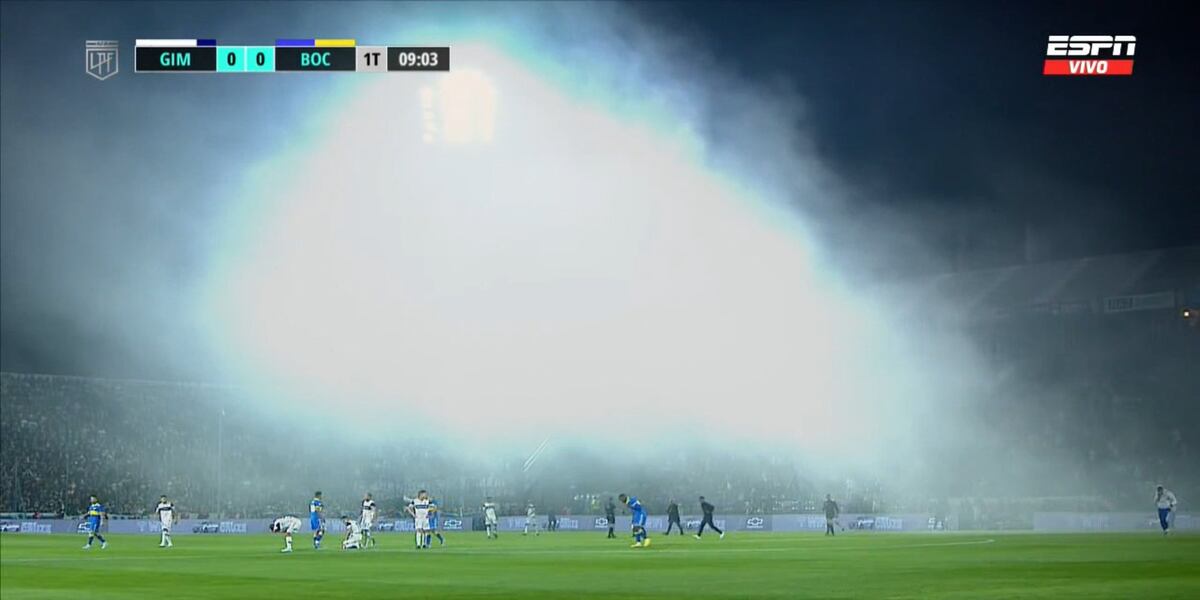 Se detuvo el partido. Hay represión de la Policía a los hinchas de Gimnasia que querían entrar. La capacidad está desbordada y está entrando gas lacrimógeno de la represión. Los jugadores, afectados. / Gentileza.