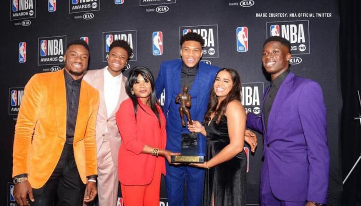 La familia de Giannis en la ceremonia en la que recibió el premio al MVP de la temporada en 2019. (NBA)