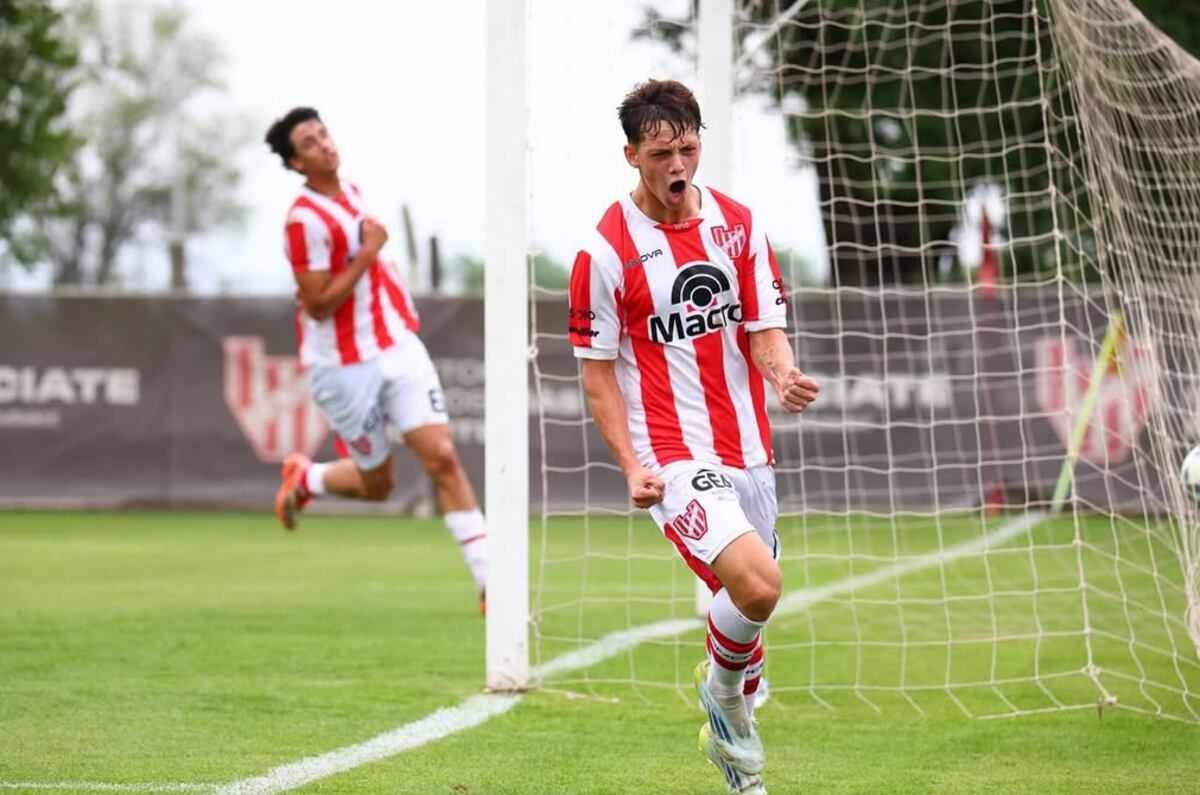 Lorenzo Albarracín, extremo zurdo, festejando un gol en Reserva (IACC).