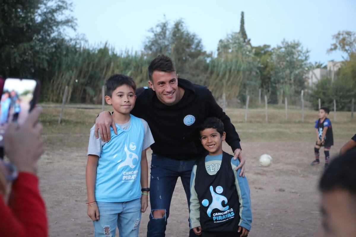 Futbolistas de Belgrano en la Escuelita Atletic de Barrio Argüello, donde se entregaron kits deportivos con pelotas, conos y pecheras. (Prensa Belgrano)