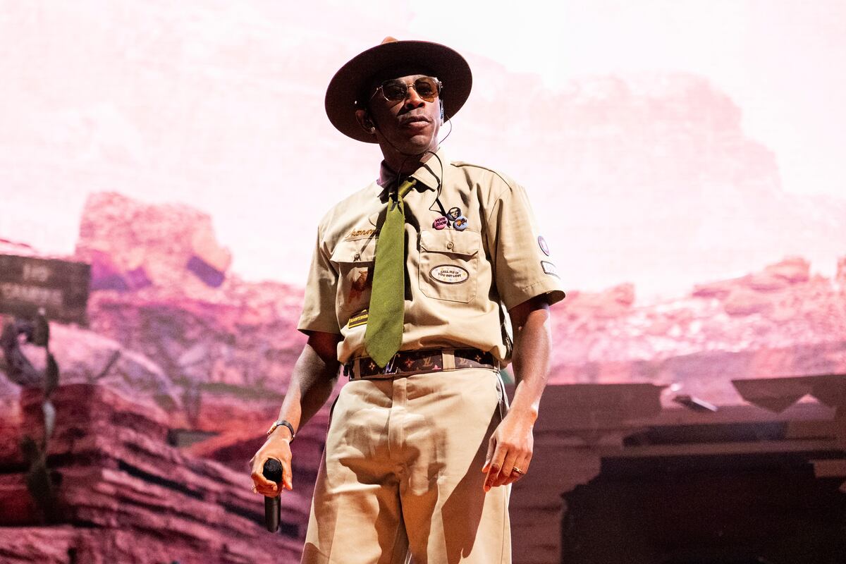 Así, vestido de policía regional, Tyler, the creator cerró la segunda jornada del Coachella 2024. (AP)