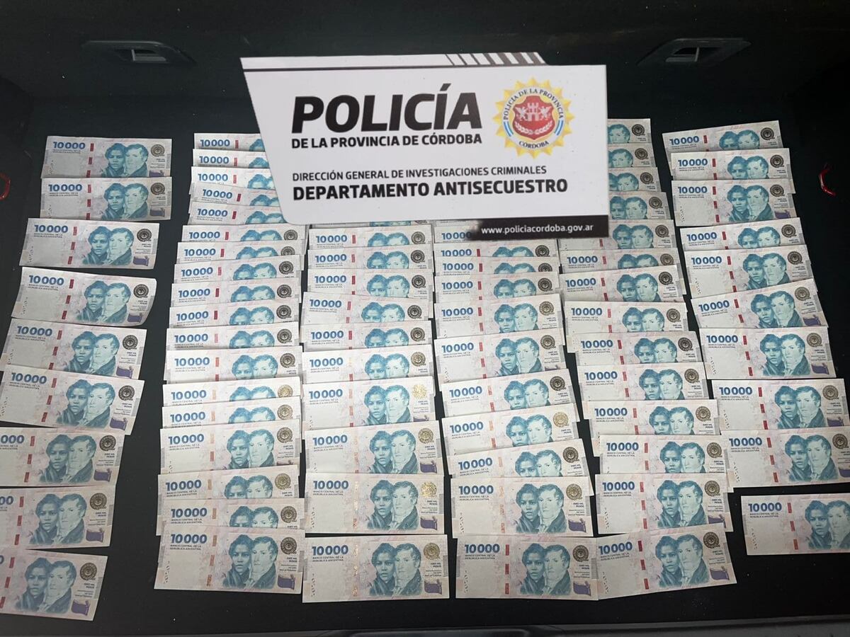La banda pagaba con dólares o pesos falsos los objetos que compraba y luego revendía en Facebook. (Policía de Córdoba)