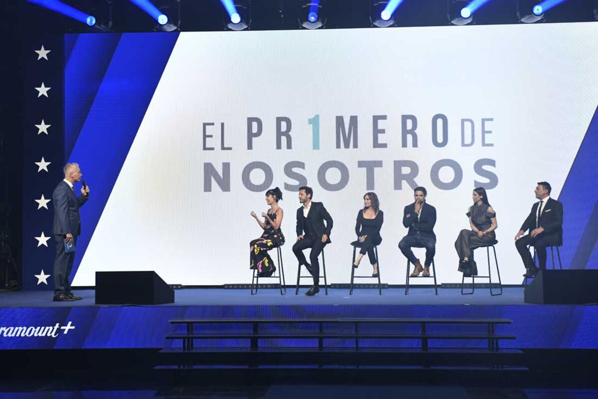 Marley habló con el elenco de "El primero de nosotros" en el escenario.
